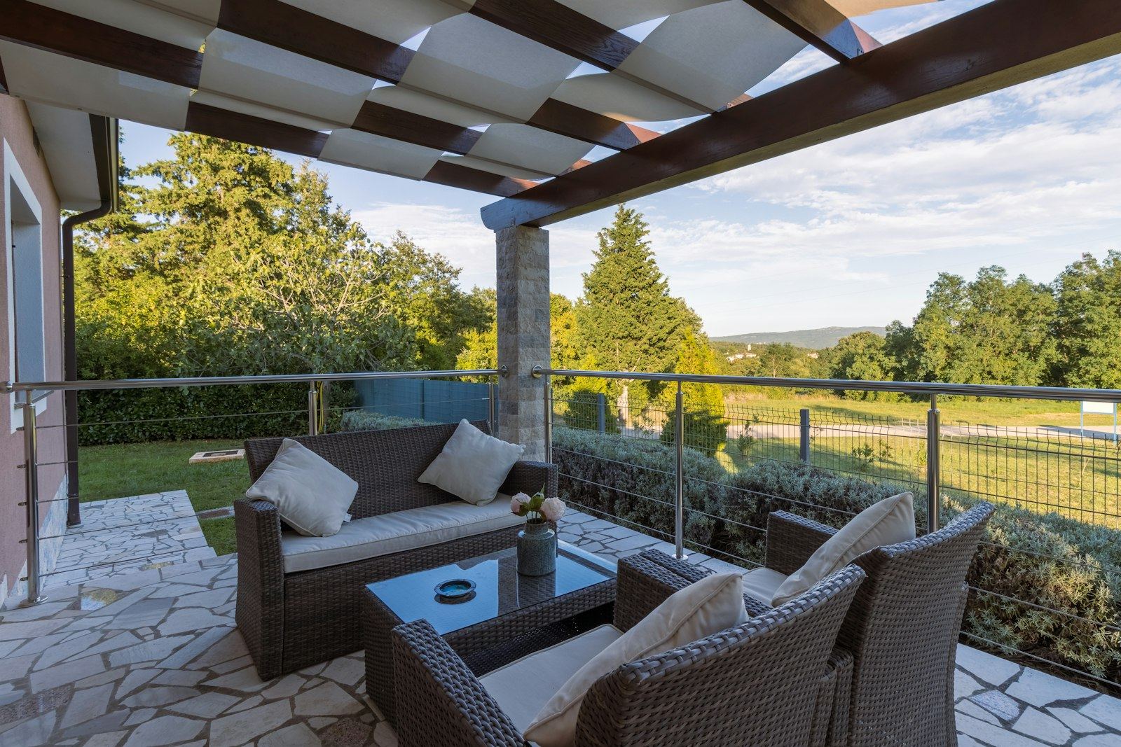 Terrasse en pierre nettoyée à la vapeur basse pression en Dordogne